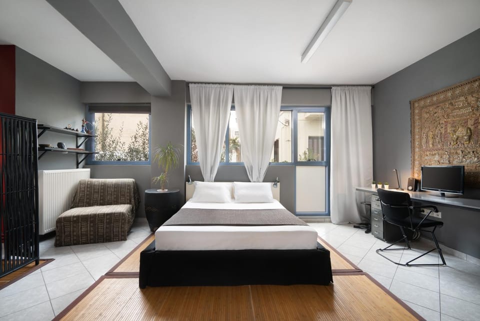 Bed, TV and multimedia, Living room, Photo of the whole room, Seating area, Bedroom