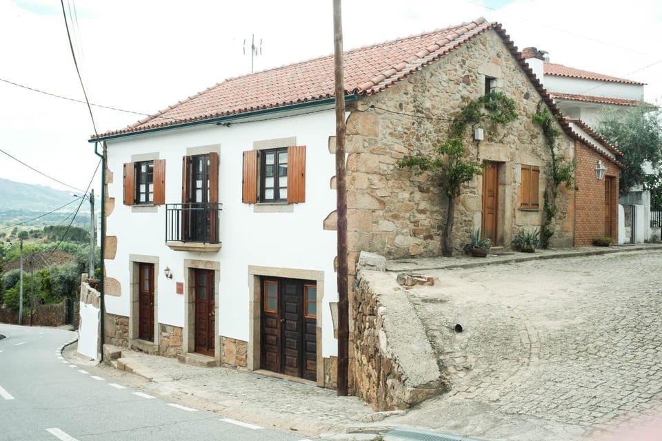 Property building, Day, Natural landscape, Landmark view, Street view