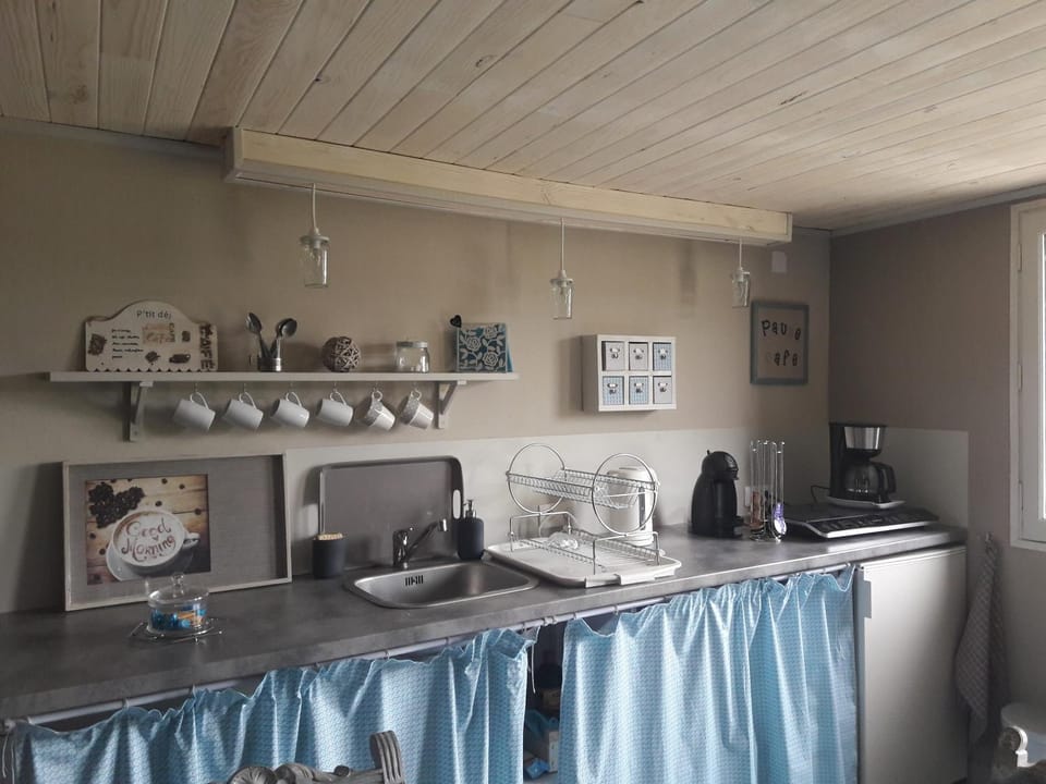 Coffee/tea facilities, Kitchen or kitchenette, Dining area