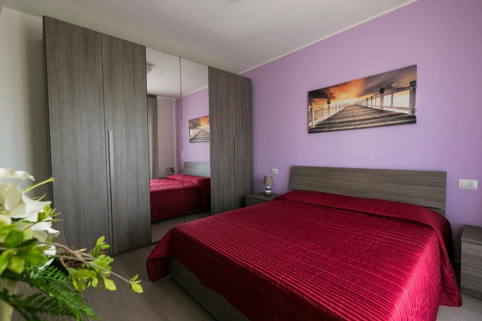 Photo of the whole room, Bedroom, wardrobe