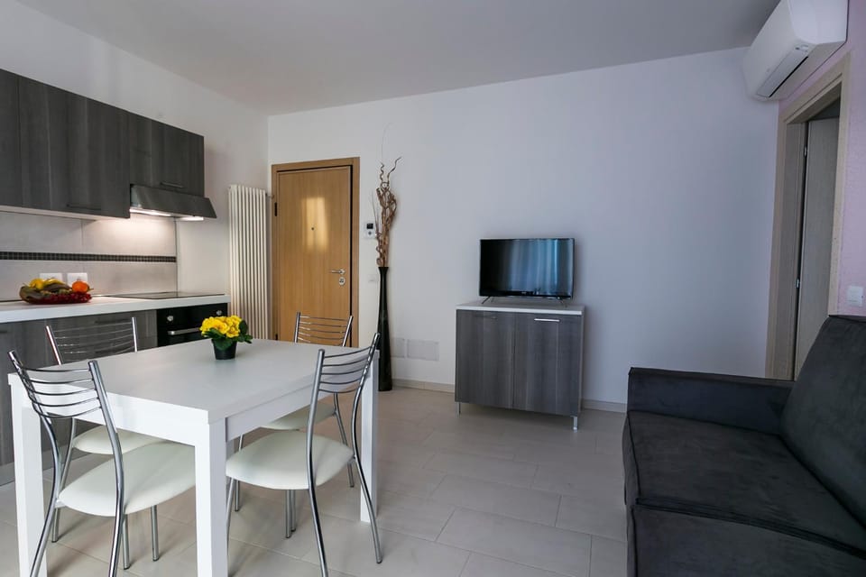 TV and multimedia, Kitchen or kitchenette, Dining area