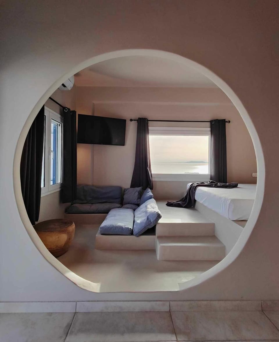 Bed, TV and multimedia, Living room, Photo of the whole room, Seating area, Bedroom