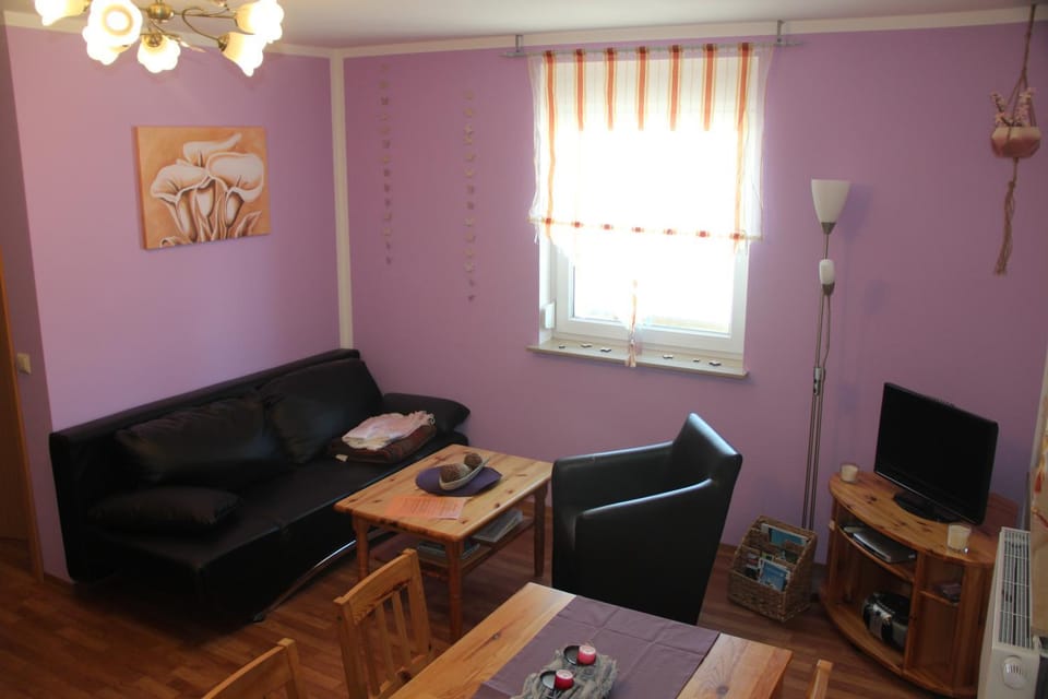 TV and multimedia, Living room, Decorative detail, Seating area