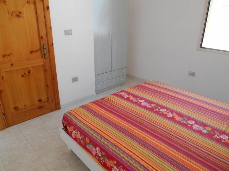 Photo of the whole room, Bedroom, wardrobe