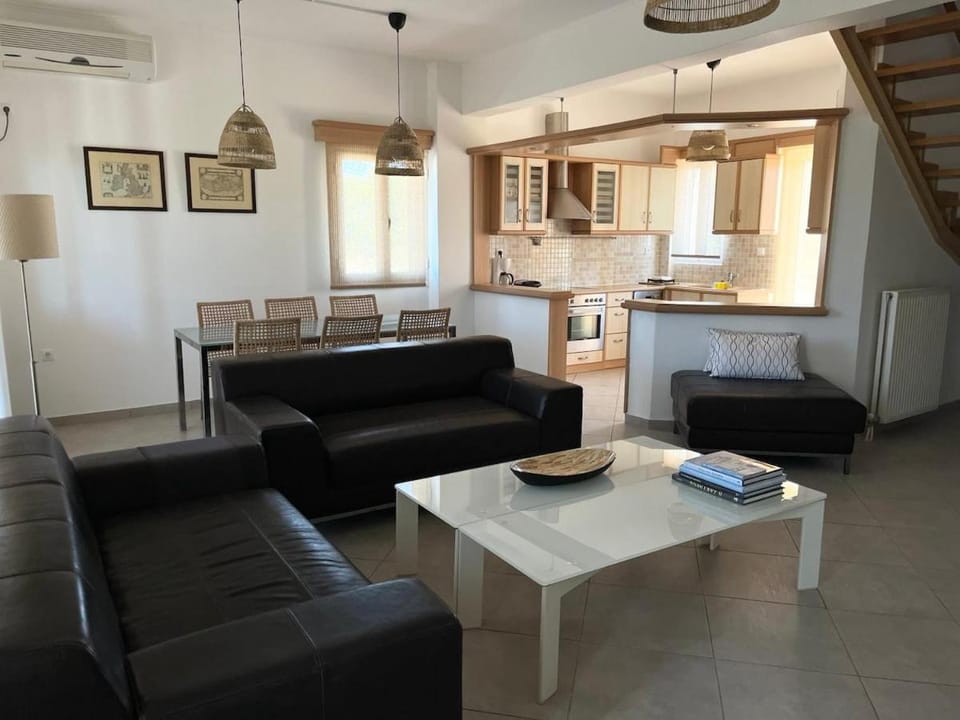 Kitchen or kitchenette, Living room, Seating area, Dining area, air conditioner