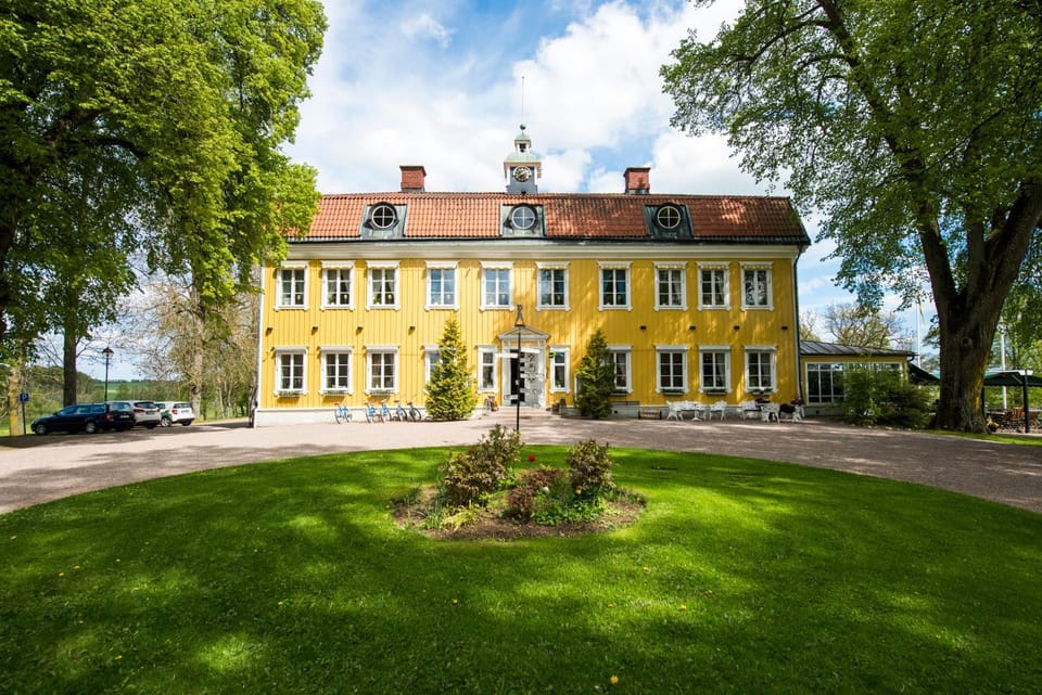 Restaurant/places to eat, Facade/entrance, Golfcourse, Business facilities