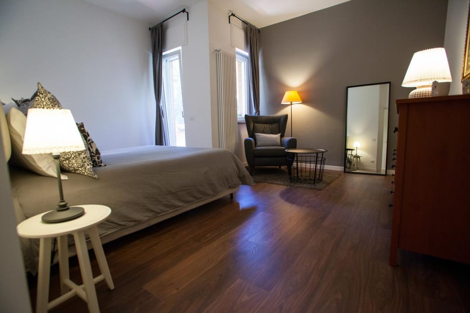 Photo of the whole room, Bedroom