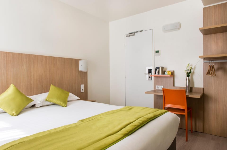 Bed, Photo of the whole room, Decorative detail, Bedroom