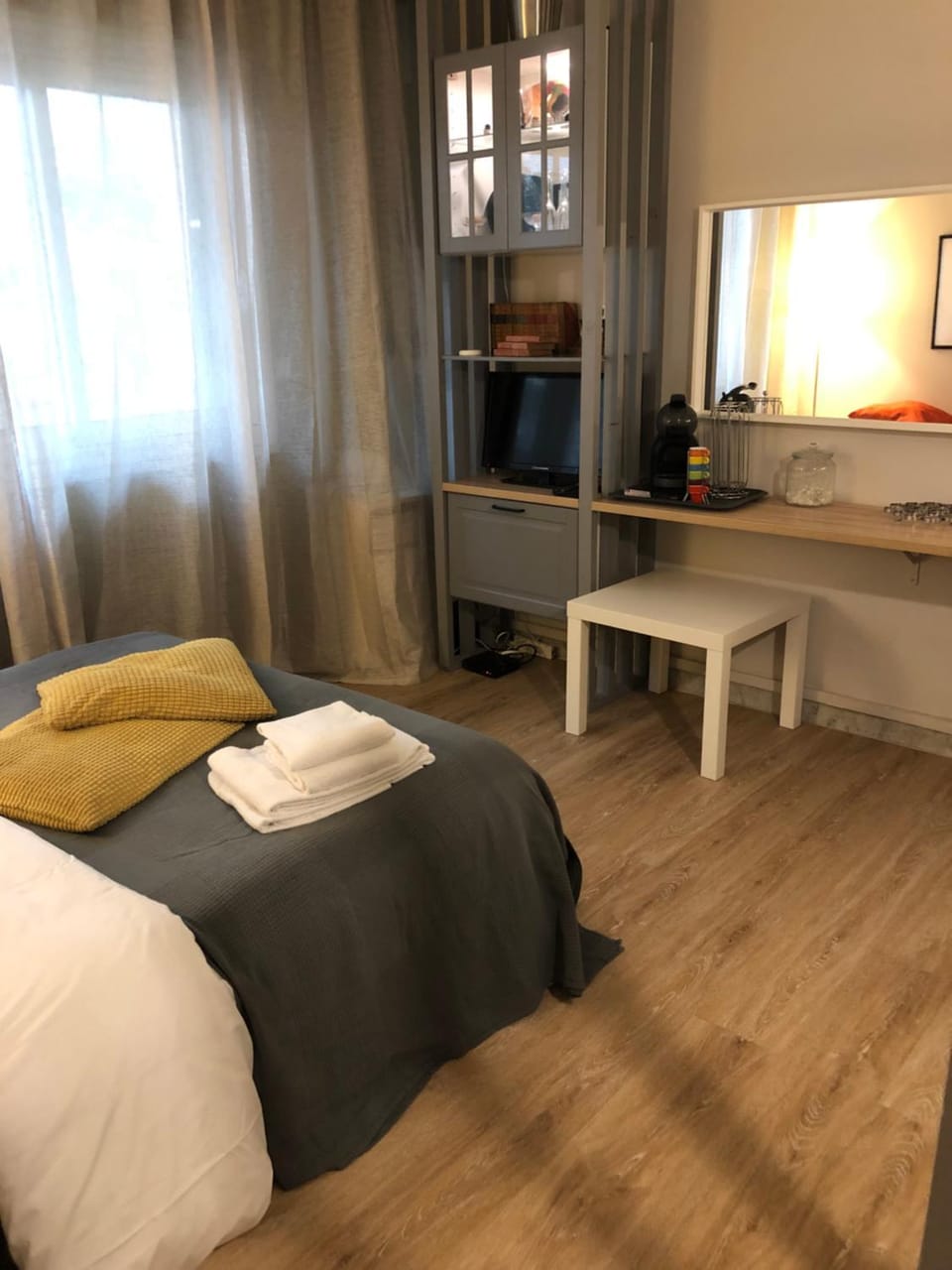 Bed, TV and multimedia, Photo of the whole room, Bedroom