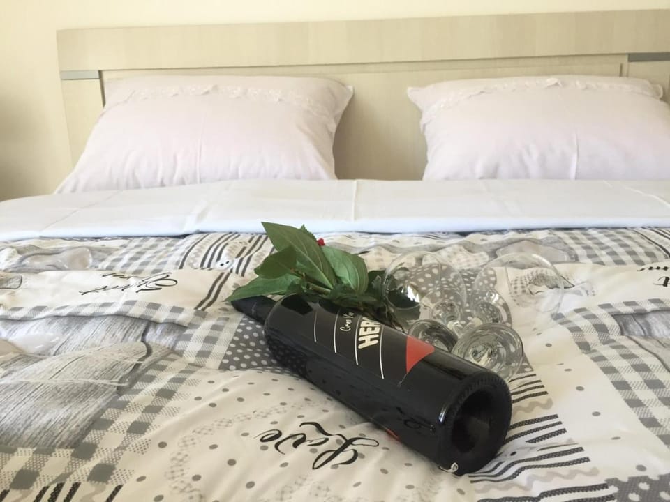 Bed, Photo of the whole room, Bedroom, Drinks, Alcoholic drinks, towels