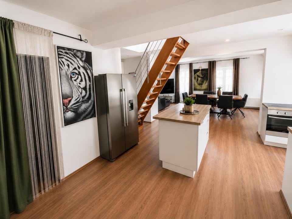 Communal lounge/ TV room, stove, kitchen