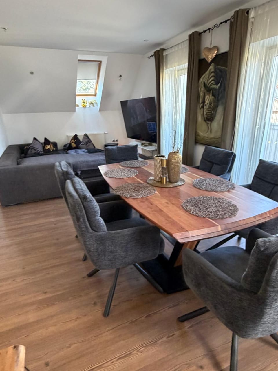 TV and multimedia, Living room, Seating area, Dining area