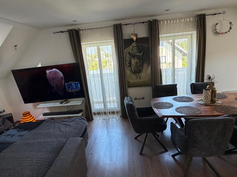 Communal lounge/ TV room, TV and multimedia, Living room, Seating area, Dining area, Evening entertainment
