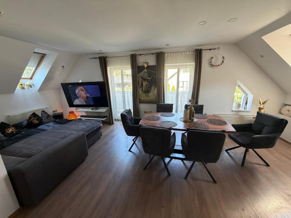 Communal lounge/ TV room, TV and multimedia, Living room, Seating area, Dining area