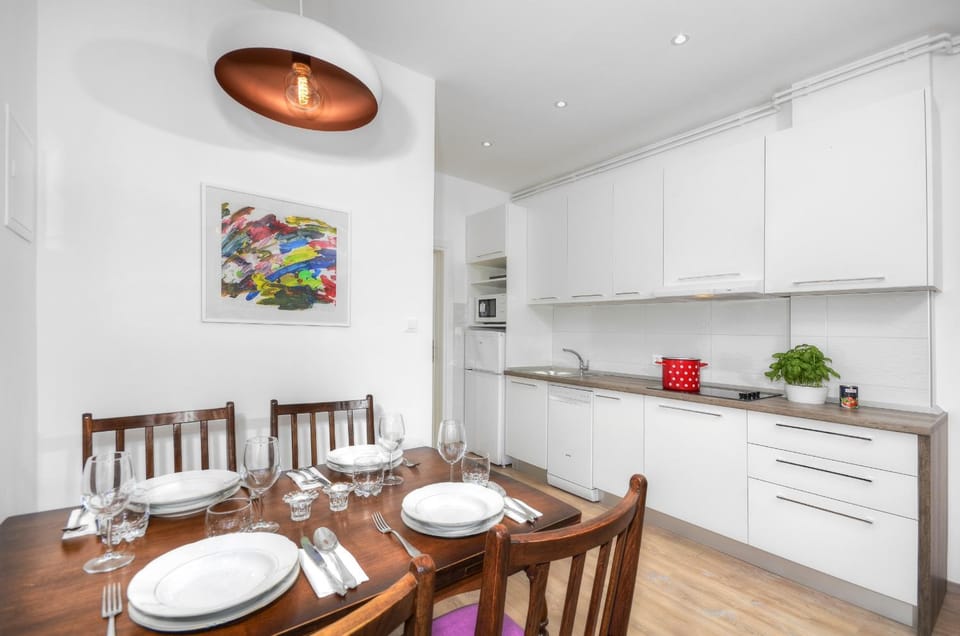 Kitchen or kitchenette, Dining area