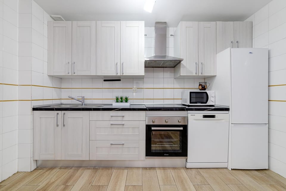 Kitchen or kitchenette, Food, dishwasher, minibar