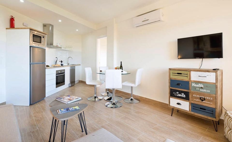 TV and multimedia, Kitchen or kitchenette, Photo of the whole room, Dining area