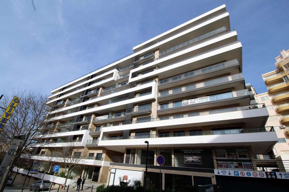 Facade/entrance, Area and facilities