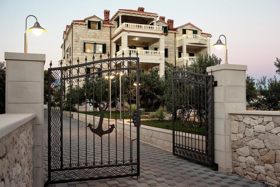 Property building, Patio, Facade/entrance, Garden, On site, Garden view