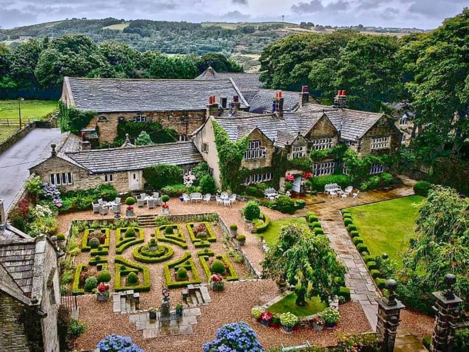 Property building, Day, Natural landscape, Garden, Garden view