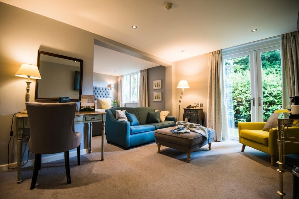 TV and multimedia, Seating area, Bedroom