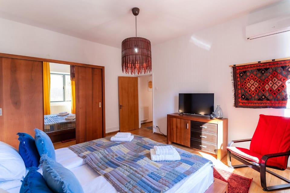 Bed, TV and multimedia, Photo of the whole room, Seating area, Bedroom