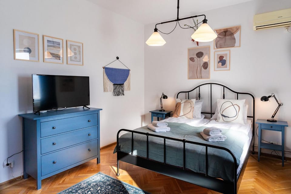 Bed, TV and multimedia, Photo of the whole room, Bedroom