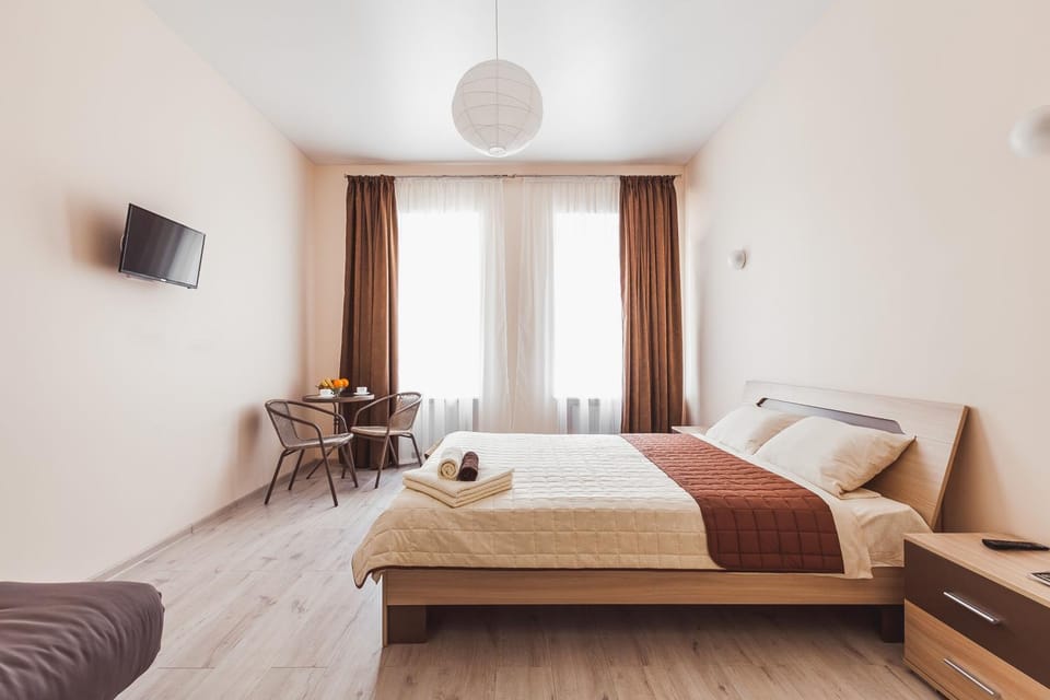 Bed, TV and multimedia, Photo of the whole room, Decorative detail, Seating area, Dining area, Bedroom, cot
