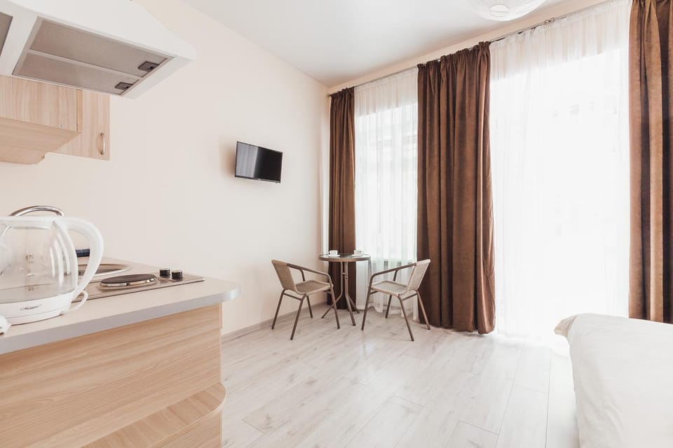 Bed, TV and multimedia, Coffee/tea facilities, Kitchen or kitchenette, Photo of the whole room, Decorative detail, Seating area, Dining area, Bedroom, Landmark view, Street view