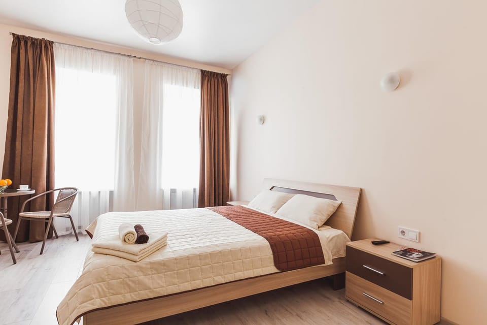 Bed, Photo of the whole room, Decorative detail, Seating area, Bedroom