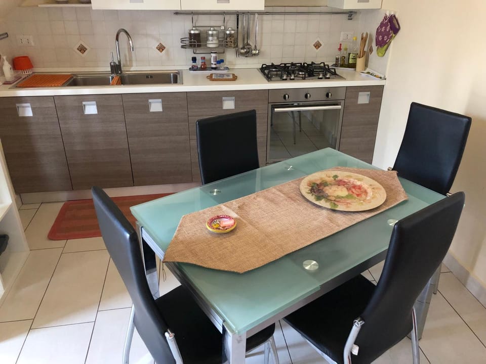 Kitchen or kitchenette, Dining area