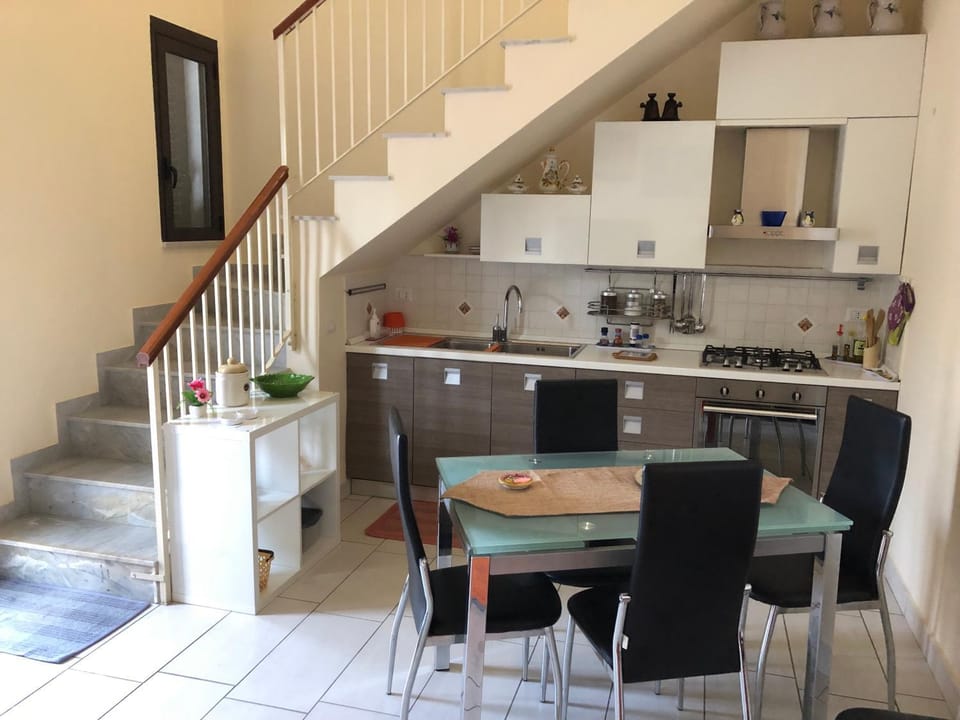Kitchen or kitchenette, Kitchen or kitchenette, Dining area