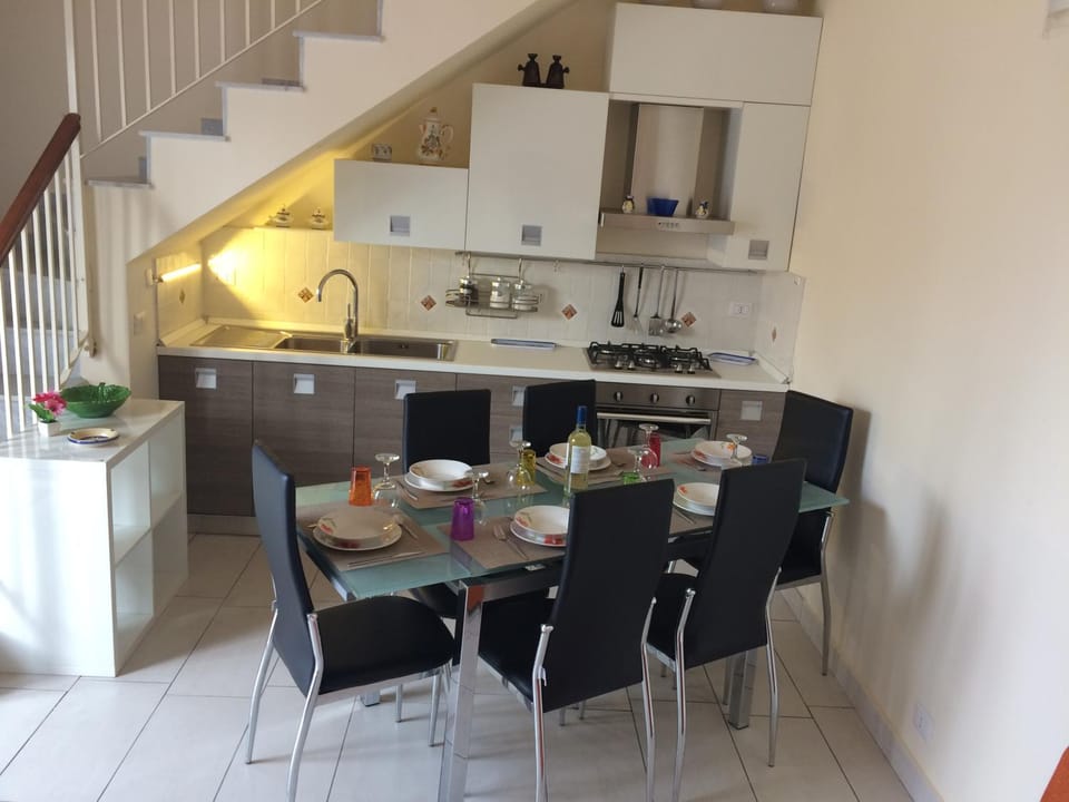 Kitchen or kitchenette, Dining area