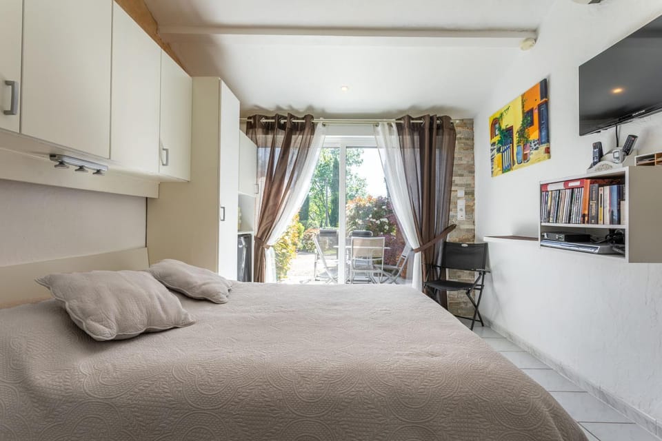 Property building, Living room, Bedroom