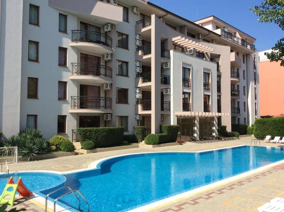 Swimming pool, Swimming pool