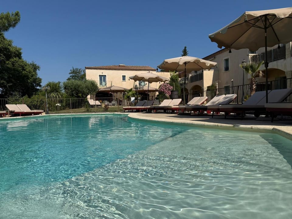 Property building, Day, Pool view, Swimming pool, Swimming pool, sunbed