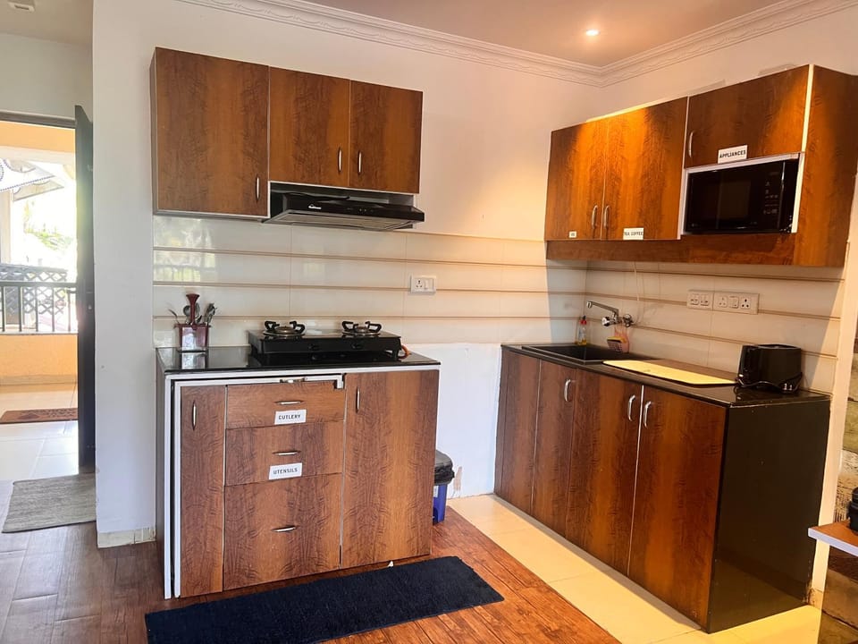 Kitchen or kitchenette, minibar, stove
