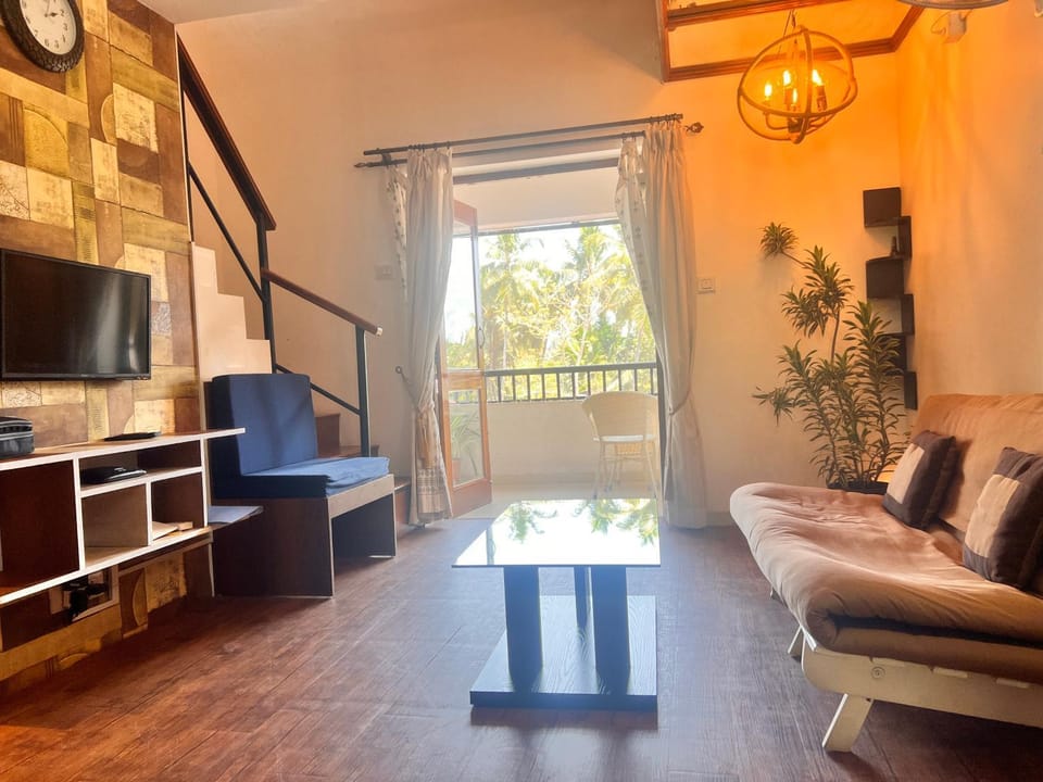Communal lounge/ TV room, TV and multimedia, Living room, Seating area, Evening entertainment, air conditioner
