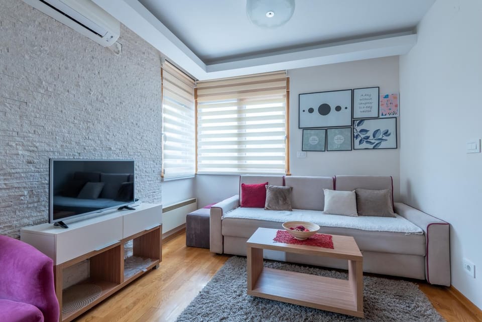 Communal lounge/ TV room, TV and multimedia, Living room, Seating area, Evening entertainment, air conditioner