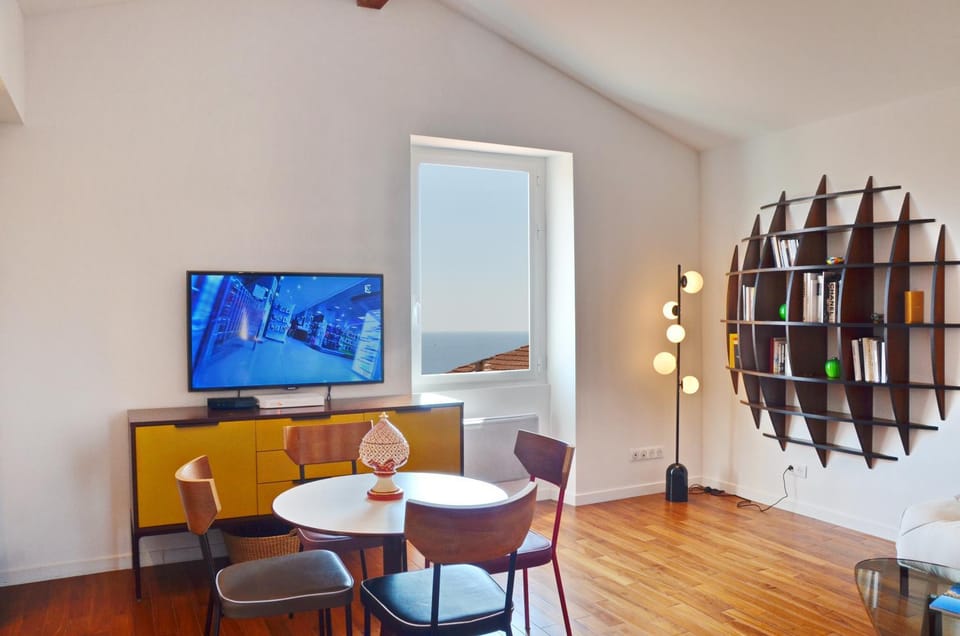 Communal lounge/ TV room, Decorative detail, Sea view