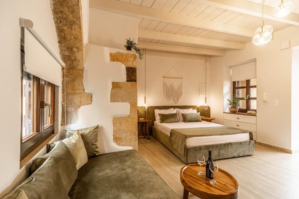Bed, Photo of the whole room, Seating area, Bedroom