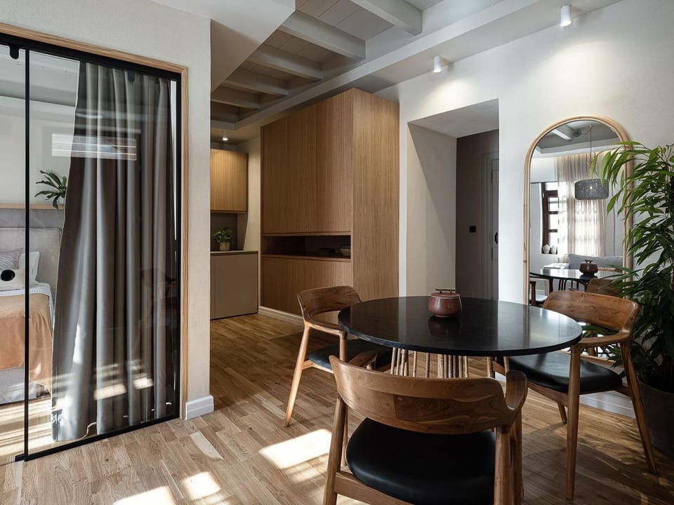 Kitchen or kitchenette, Seating area, Dining area