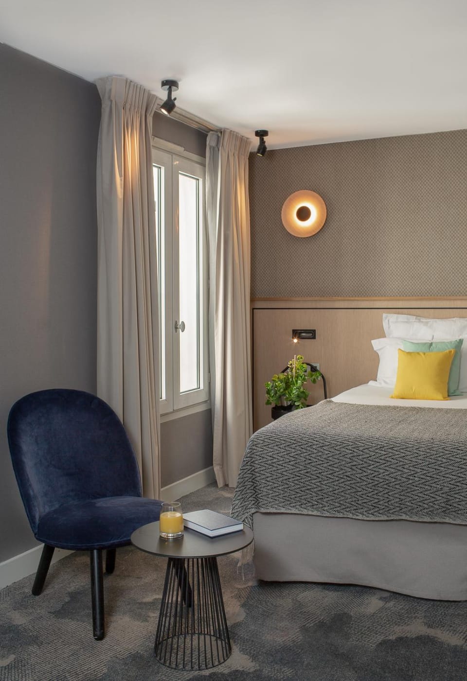 Bed, Seating area