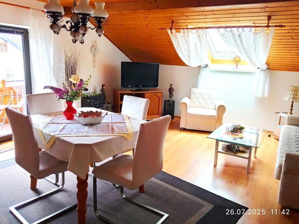 TV and multimedia, Living room, Seating area, Dining area