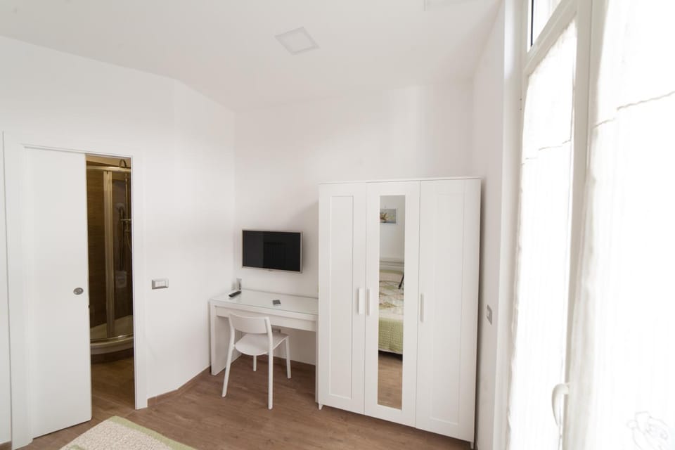 Shower, Toilet, TV and multimedia, Seating area, Bedroom