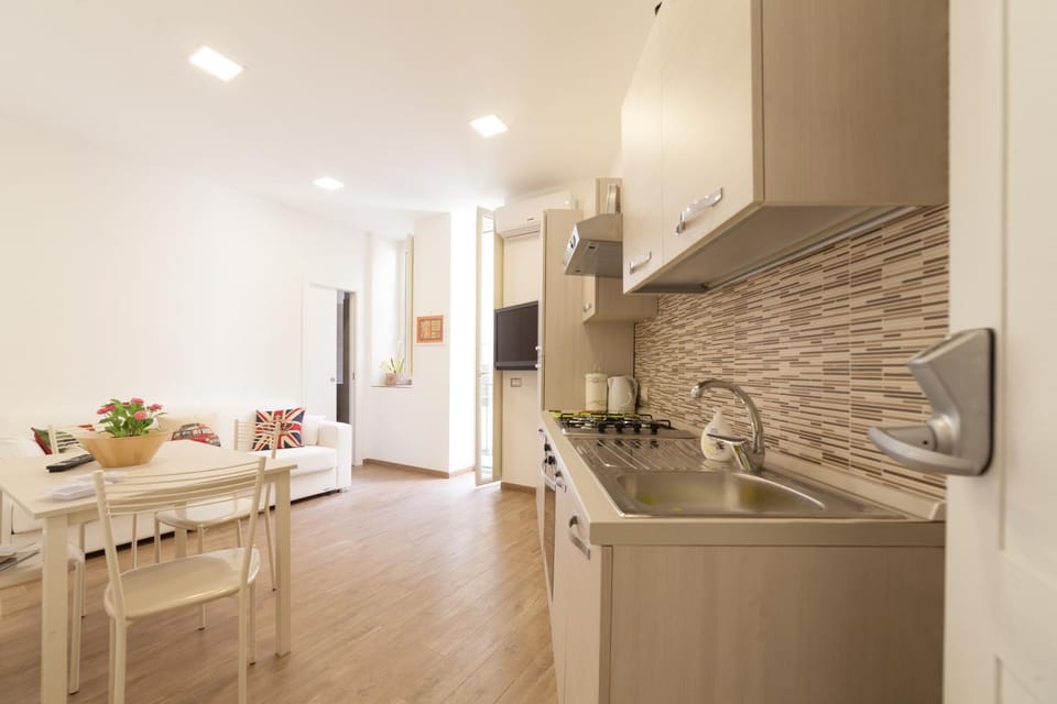 TV and multimedia, Kitchen or kitchenette, Living room, Seating area, Dining area