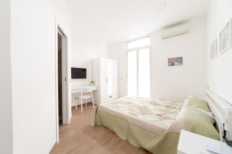Shower, Toilet, Bathroom, TV and multimedia, Photo of the whole room, Decorative detail, Seating area, Bedroom
