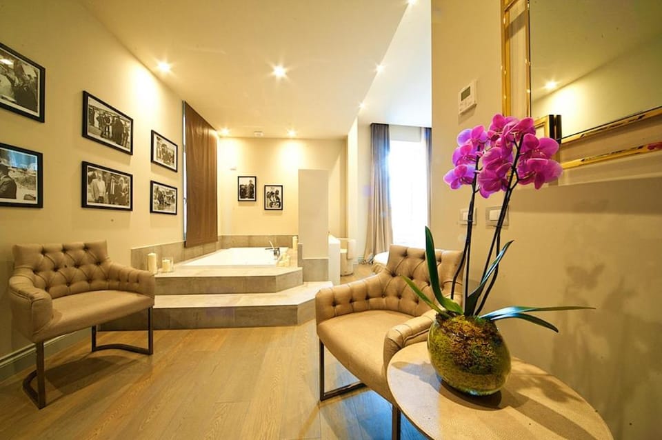 Hot Tub, Bedroom