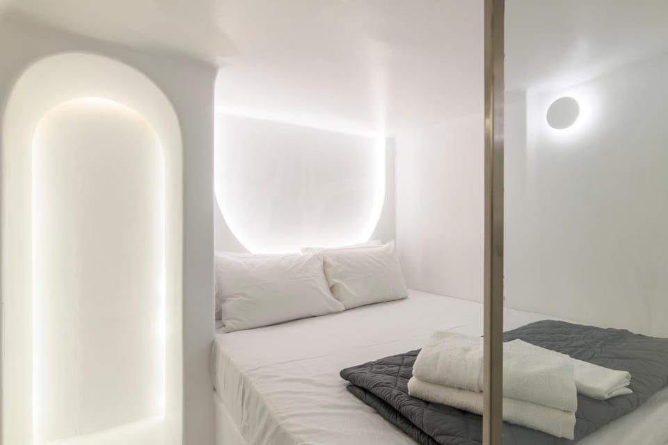Bed, Photo of the whole room, towels