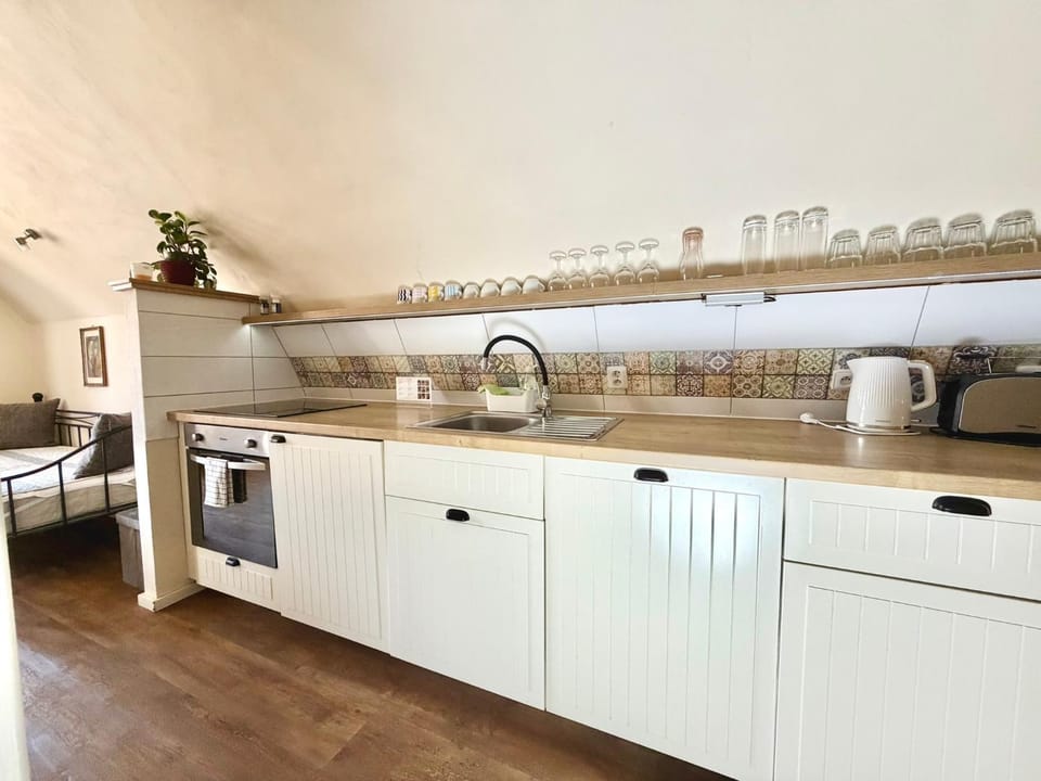 Coffee/tea facilities, Kitchen or kitchenette, dishwasher, stove, toaster